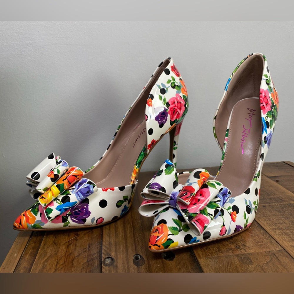 NWOT!!  Betsey Johnson Prince-P pumps size 9